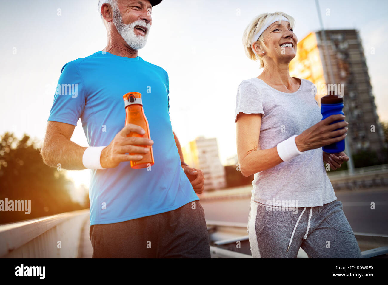 Ältere Frau und Mann läuft Fitness-Übungen Stockfoto