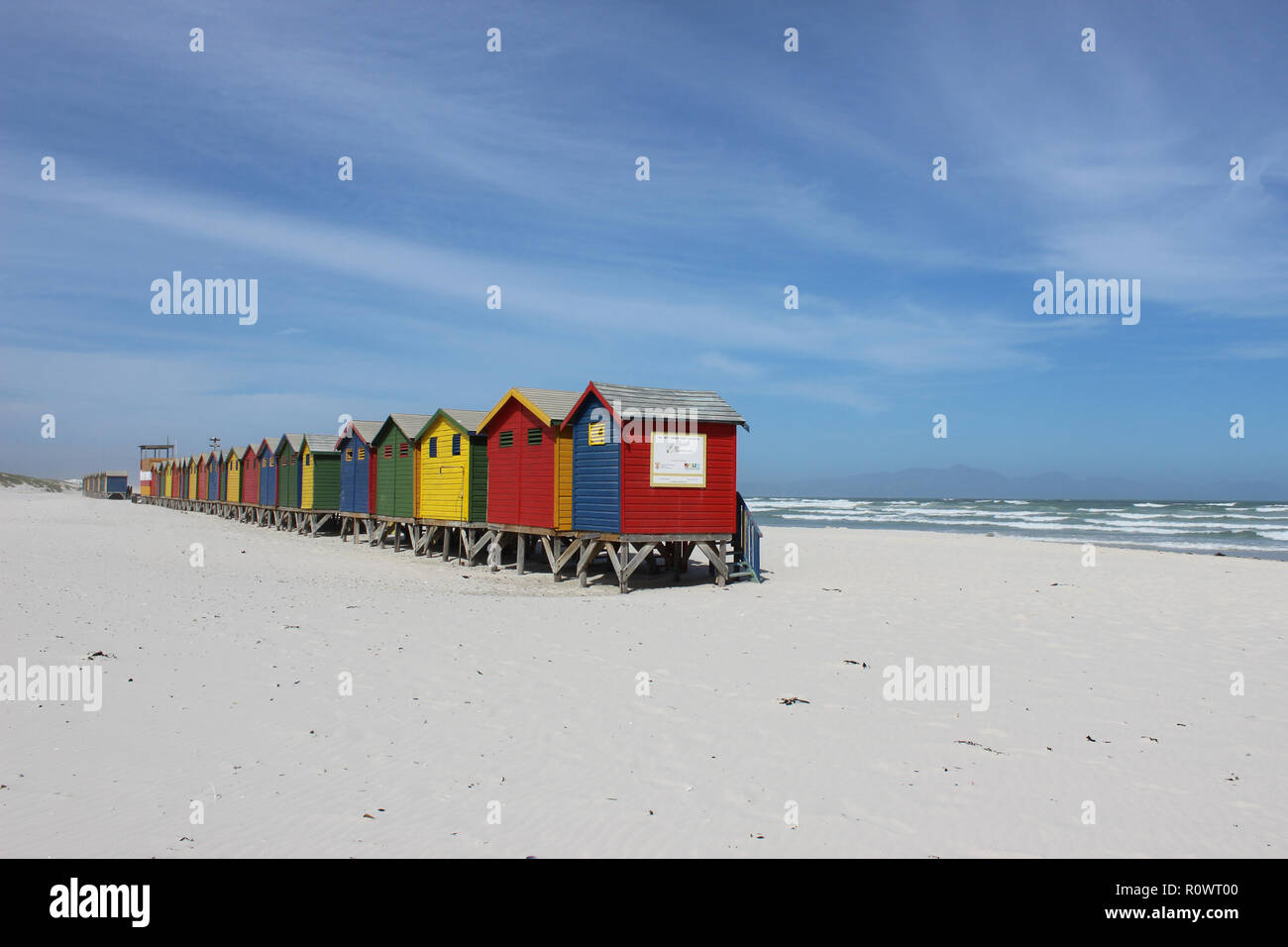 Bunten Hütten am Strand von Muizenberg auf warmen Sommern Tag Stockfoto