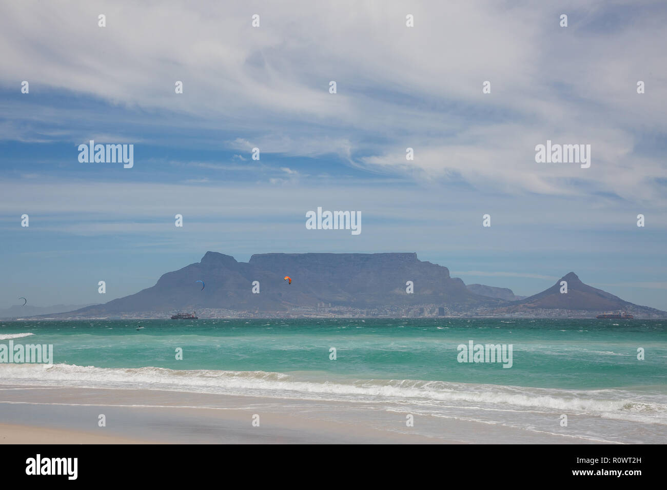 Tafelberg vom Blouberg Strand an bewölkten Tag genommen Stockfoto