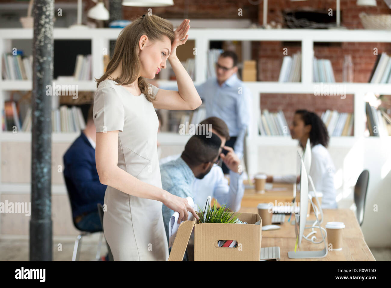 Weibliche Newcomer erinnern etwas Auspacken auf ersten workin umgekippt Stockfoto
