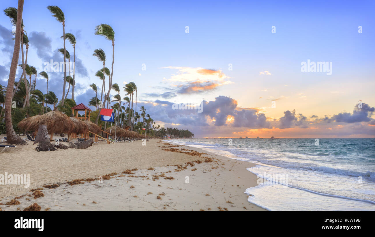 Urlaub in der Dominikanischen Republik. Sonnenuntergang Strand Stockfoto