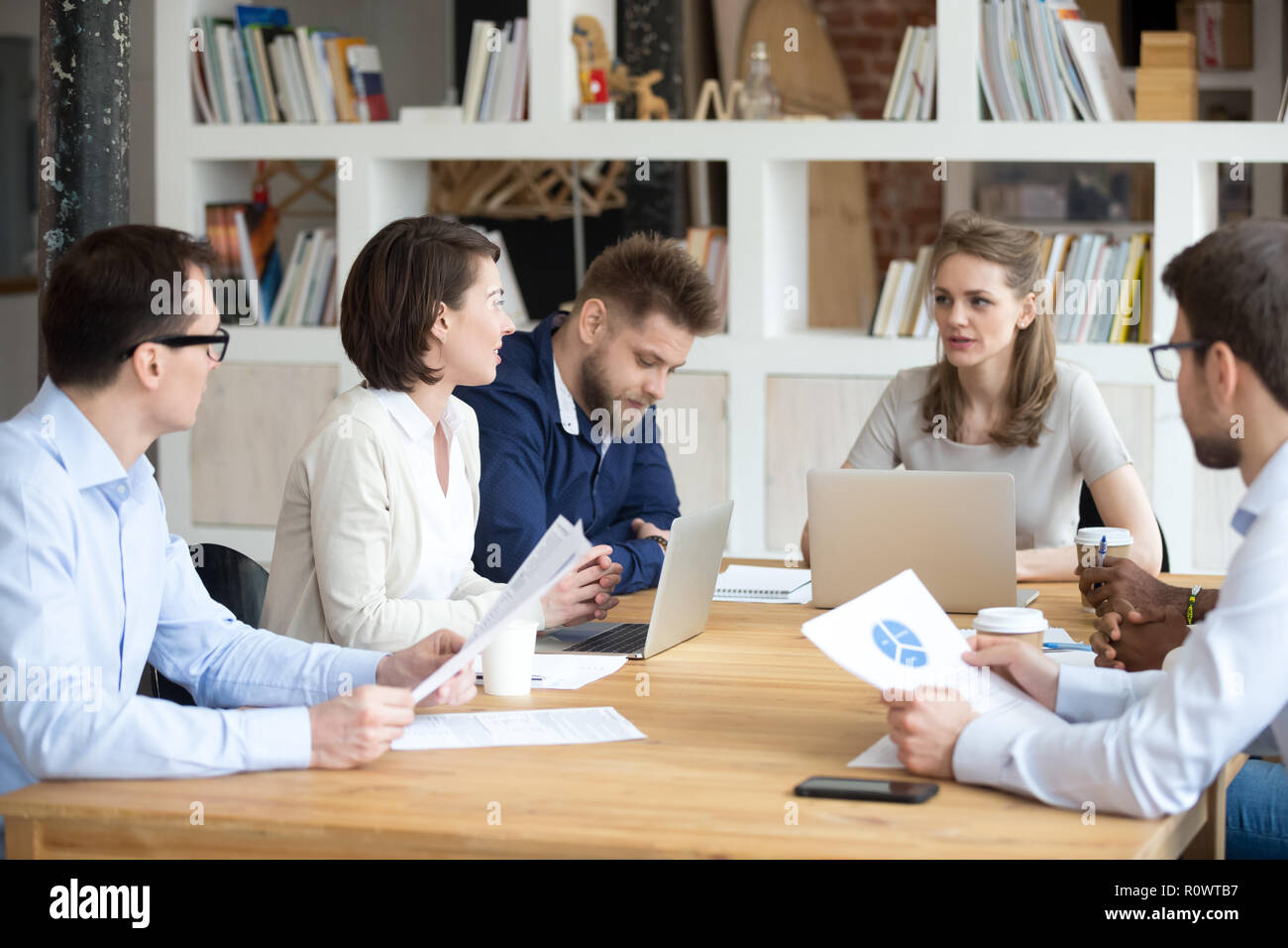 Tausendjährige Geschäftsfrau halten corporate business meeting mit Co Stockfoto