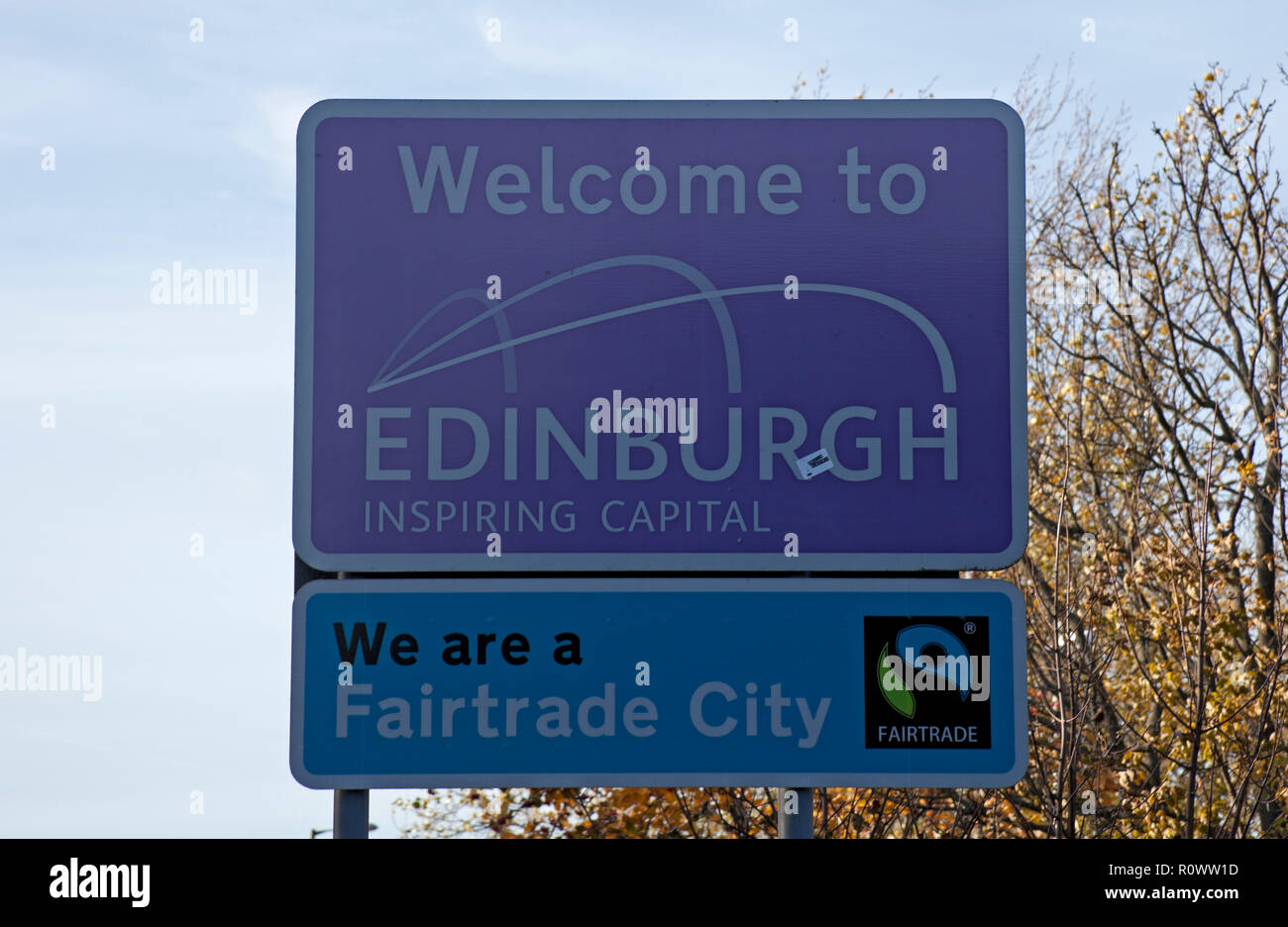 Edinburgh willkommen Schild mit Fairtrade Stadt logo, Schottland, Großbritannien Stockfoto