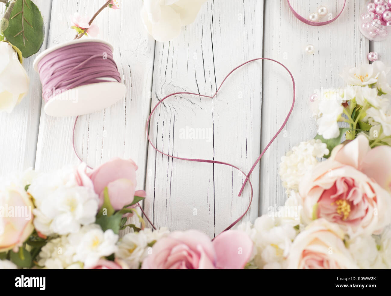 Herz und Blumengirlande Stockfoto