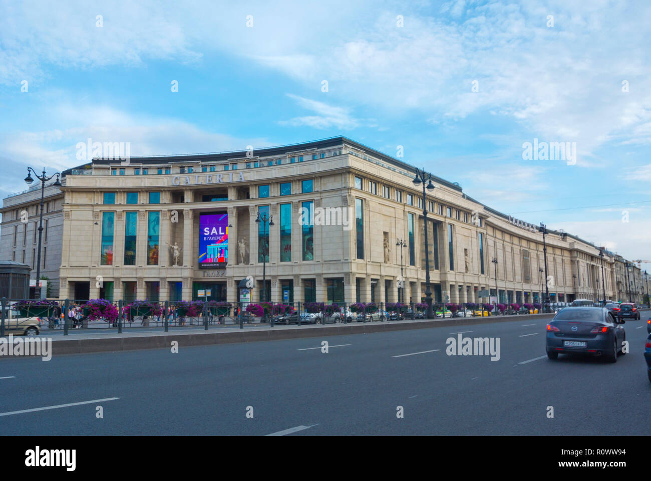 Ligovsky Avenue, in pl Vosstaniya mit Galeria Shopping Mall, Sankt Petersburg, Russland Stockfoto