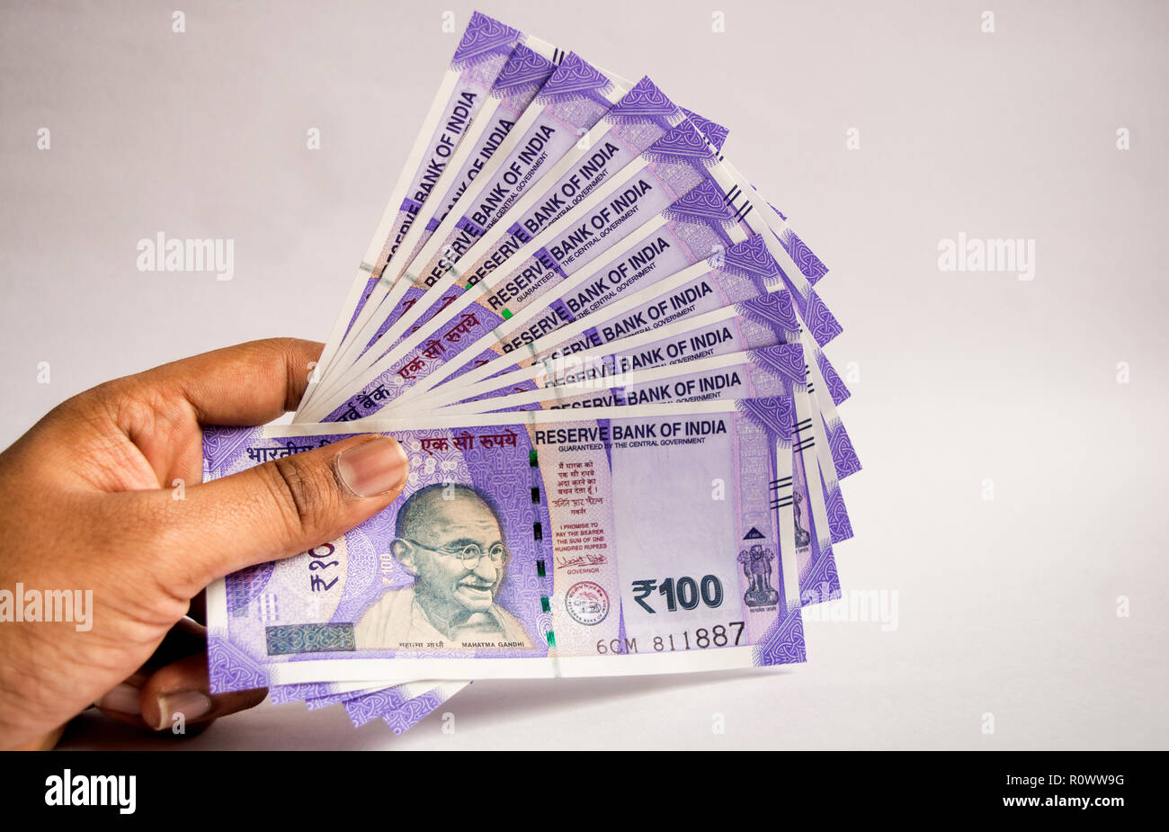 Halten Sie alle neuen 100 Rupien indischen Währungen in der Hand auf islolated Hintergrund Stockfoto