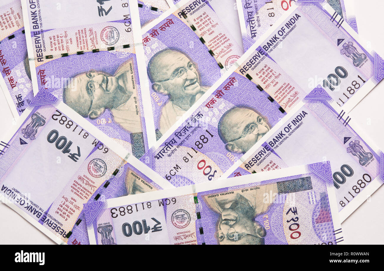 Alle neuen 100 Rupien indischen Währungen verstreut auf islolated Hintergrund Stockfoto