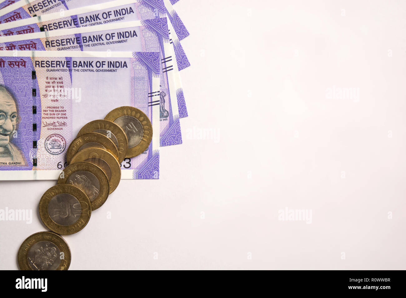 Alle neuen 100 Rupien indischen Währungen und Münzen am islolated Hintergrund Stockfoto