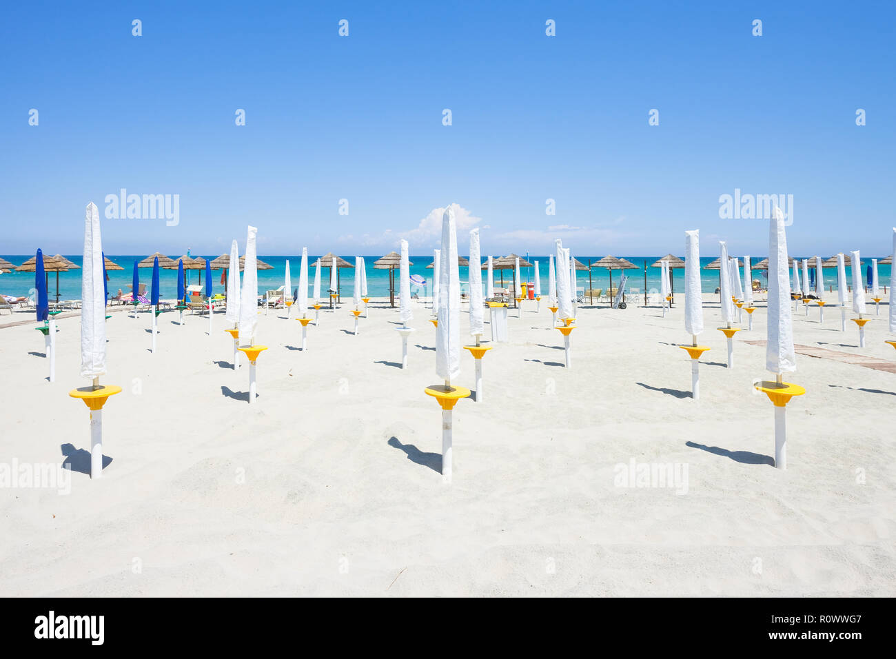 Alimini Grande, Apulien, Italien - gefaltet Sonnenschirme am schönen Strand von Alimini Grande Stockfoto