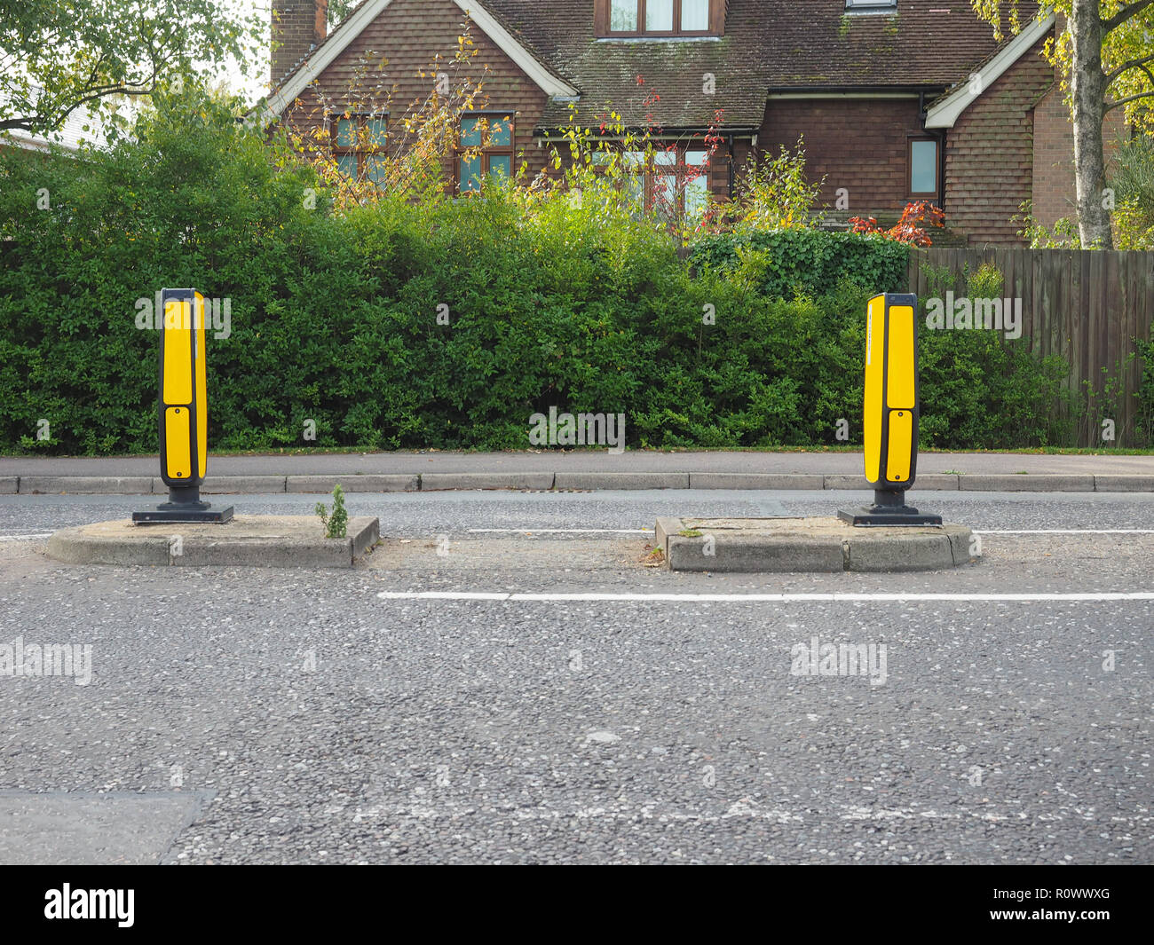 Sicherheit Poller an der Fußgängerampel in England Stockfoto