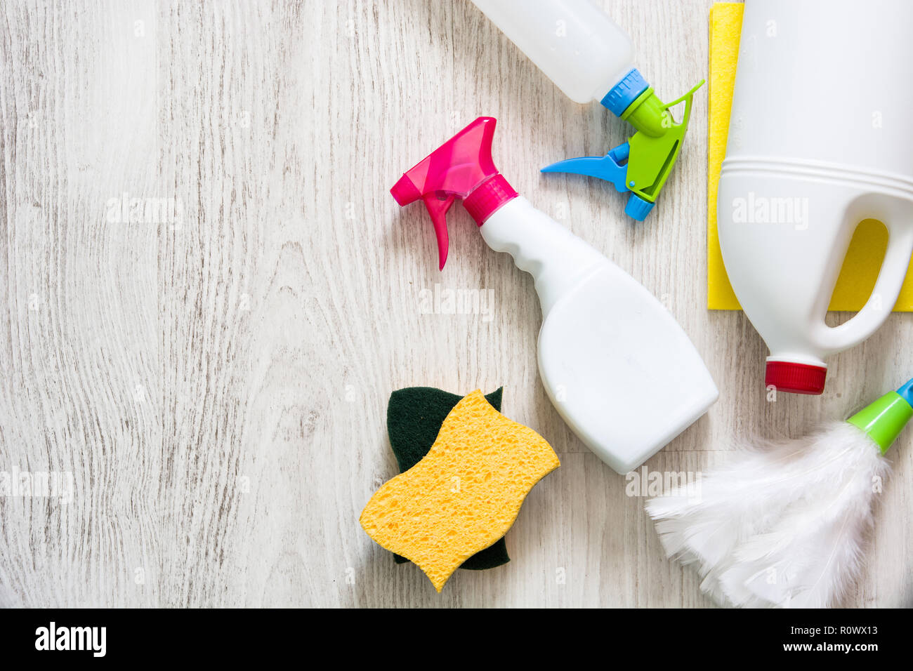 Reinigung der Einzelteile auf weißen Boden im Haus. Stockfoto