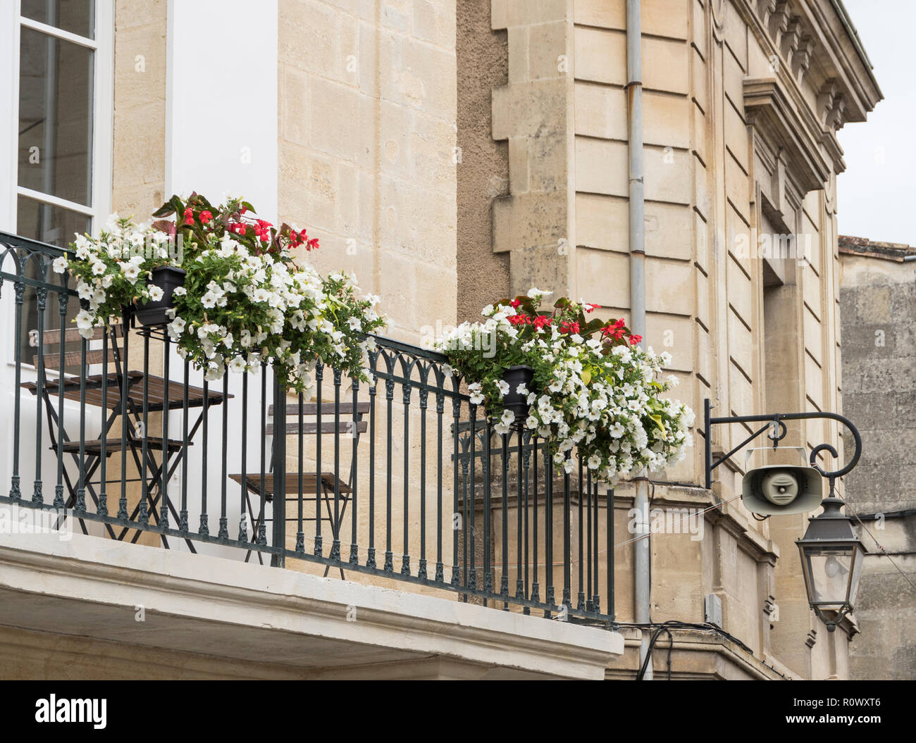 Ein hübscher Balkon auf einem Haus in St Emilion, Gironde, Nouvelle-Aquitaine, Frankreich Stockfoto