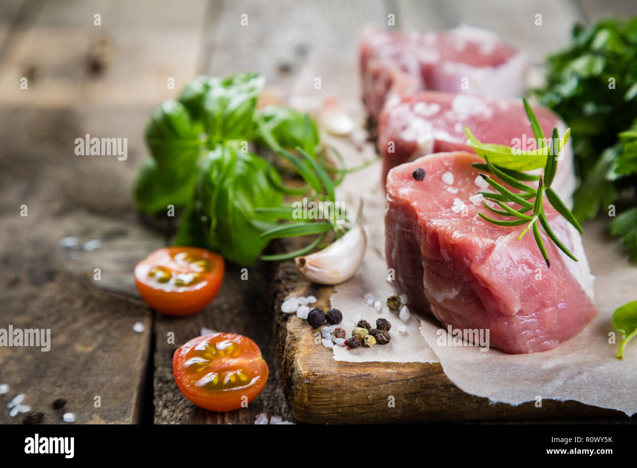 Raw Filet mignon Fleisch mit Gewürzen und Kräutern Stockfoto