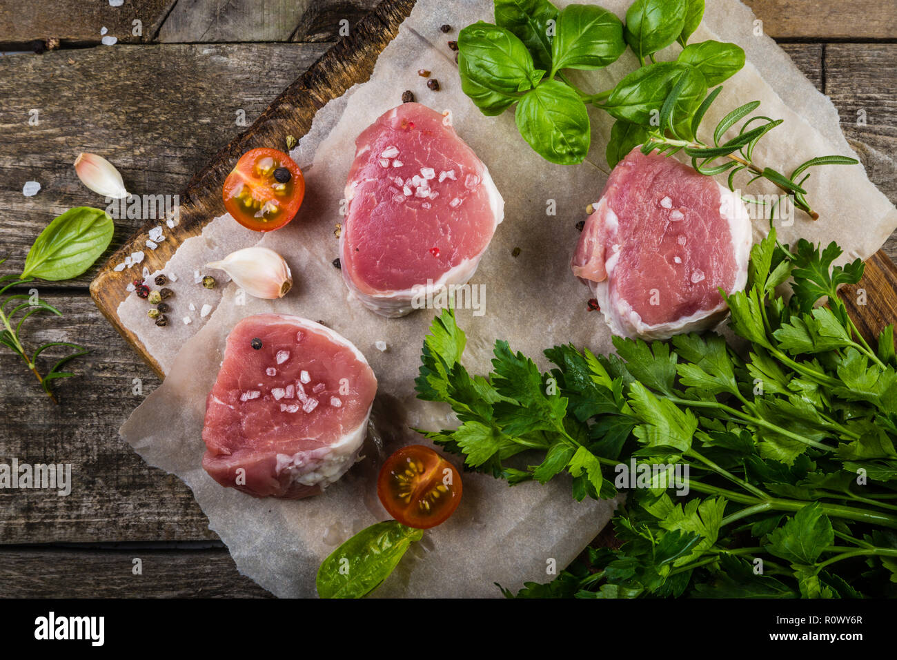 Raw Filet mignon Fleisch mit Gewürzen und Kräutern Stockfoto