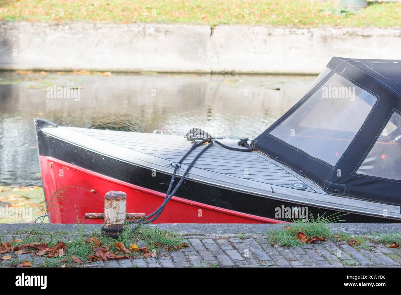 Kleines Motorboot am Pier am Kanal. Von der Seite. Stockfoto