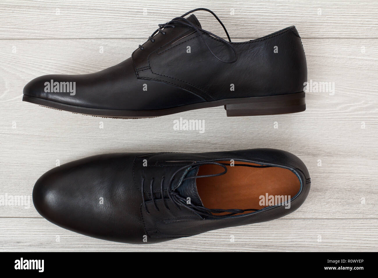 Paar schwarz Leder Herrenschuhe auf grau Holz- Hintergrund. Stilvolle und elegante  Schuhe für Männer. Ansicht von oben Stockfotografie - Alamy
