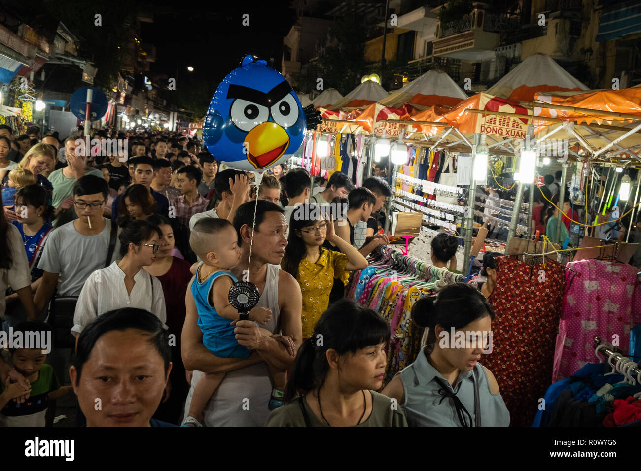 Die einheimischen Zuschauer die Straßen während das Mondfest, Hanoi, Vietnam. Stockfoto