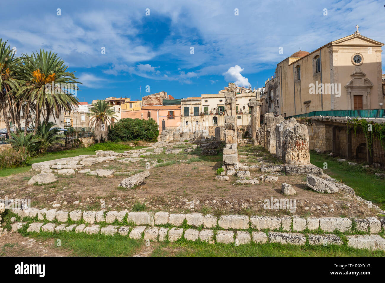 Tempel des Apollo. Eine der wichtigsten antiken griechischen Monumenten auf Ortygia, vor der Piazza Pancali in Syrakus, Sizilien, Italien. Stockfoto