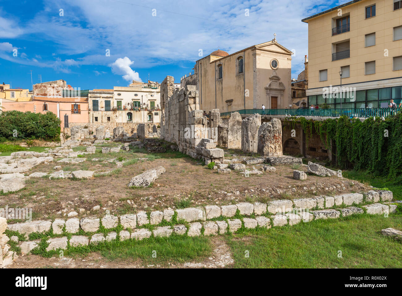 Tempel des Apollo. Eine der wichtigsten antiken griechischen Monumenten auf Ortygia, vor der Piazza Pancali in Syrakus, Sizilien, Italien. Stockfoto