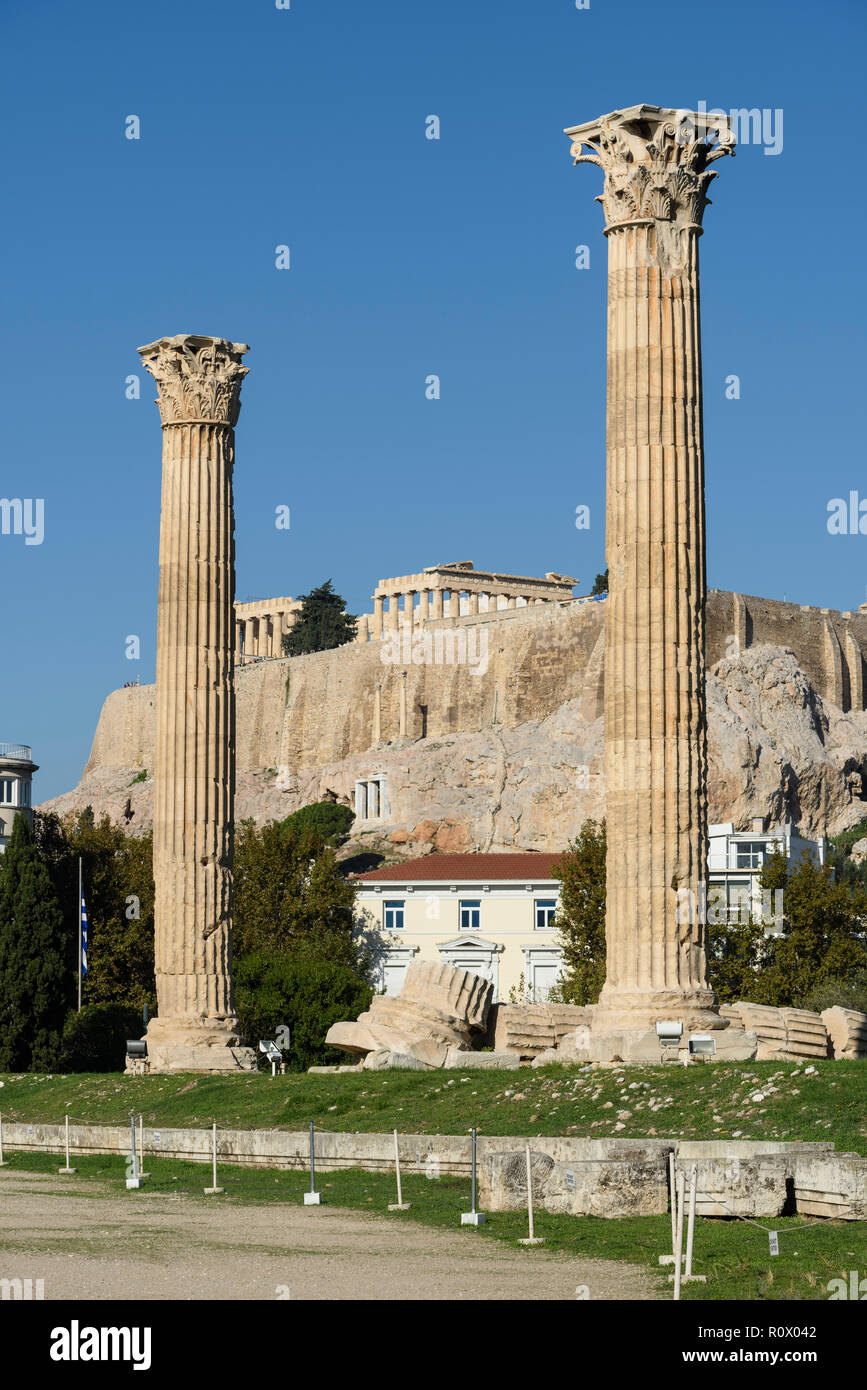 Athen. Griechenland. Korinthischen Säulen auf den Tempel des Olympischen Zeus (olympieion) mit den Parthenon und die Akropolis im Hintergrund. Stockfoto