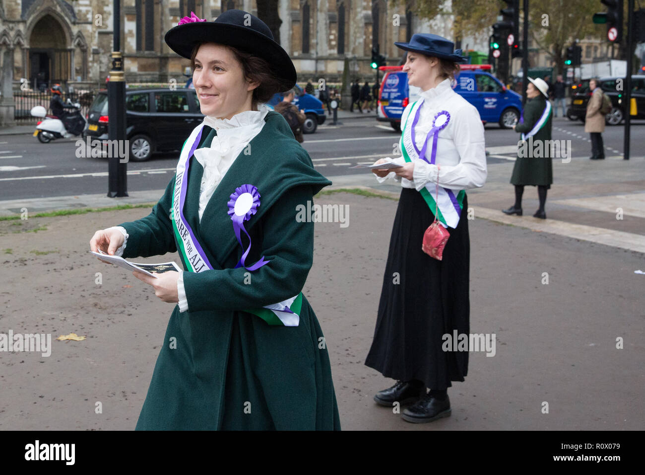 London, Großbritannien. 6. November 2018. Feministische Aktivistinnen gekleidet als Suffragetten verteilen sie Flugblätter in Parliament Square healthcare Zugang für alle zu fordern. Stockfoto