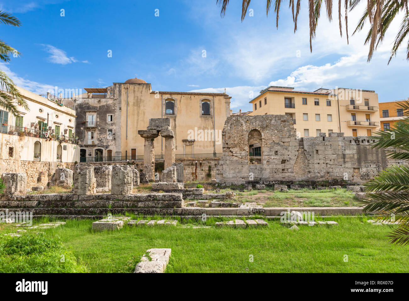 Tempel des Apollo. Eine der wichtigsten antiken griechischen Monumenten auf Ortygia, vor der Piazza Pancali in Syrakus, Sizilien, Italien. Stockfoto Tempel des Apollo. Eine der wichtigsten antiken griechischen Monumenten auf Ortygia, vor der Piazza Pancali in Syrakus, Sizilien, Italien. Stockfoto