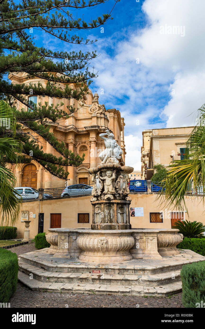 Noto, Italien - September 21, 2018: Der Brunnen von Hercules in Noto, Sizilien, Italien. Stockfoto