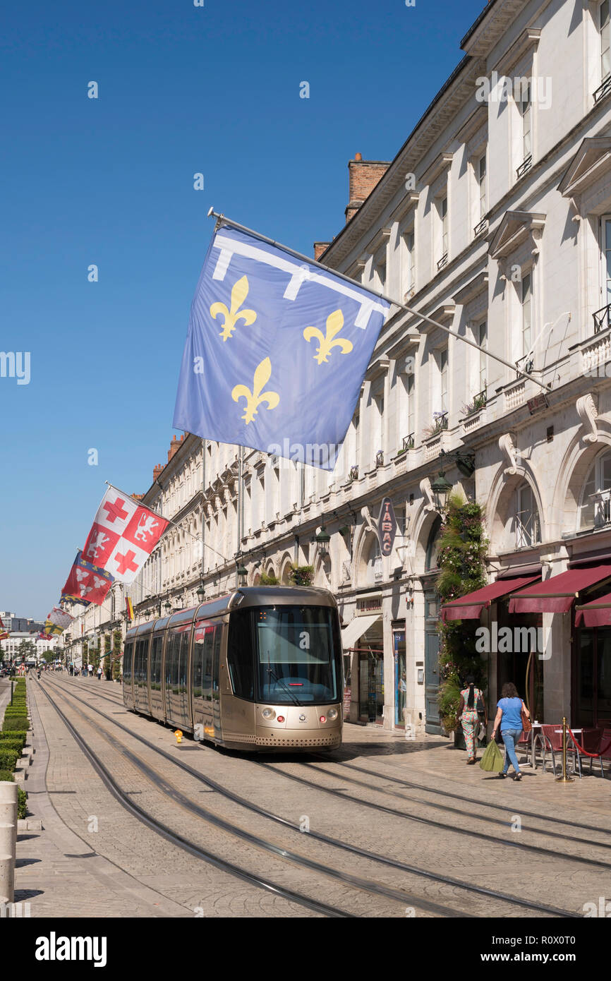 Die Fahne der Kirche Saint-Étienne flyng in der Rue Jeanne d'Arc, Orléans, Center-Val de Loire, Frankreich, Europa Stockfoto