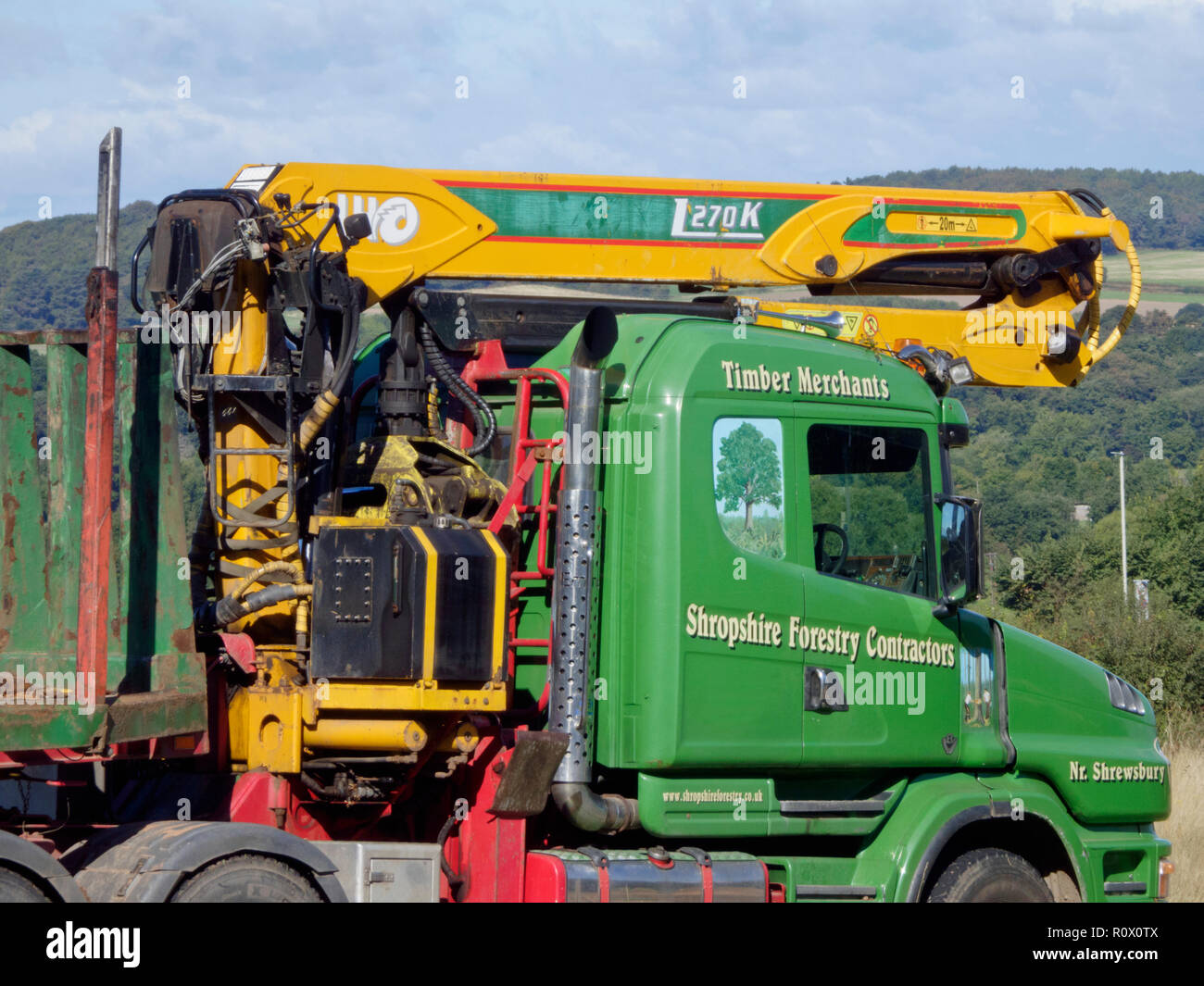 Hydraulische Hebezeuge Grab auf einem Holz- oder Bauholz Lkw oder Lkw Stockfoto
