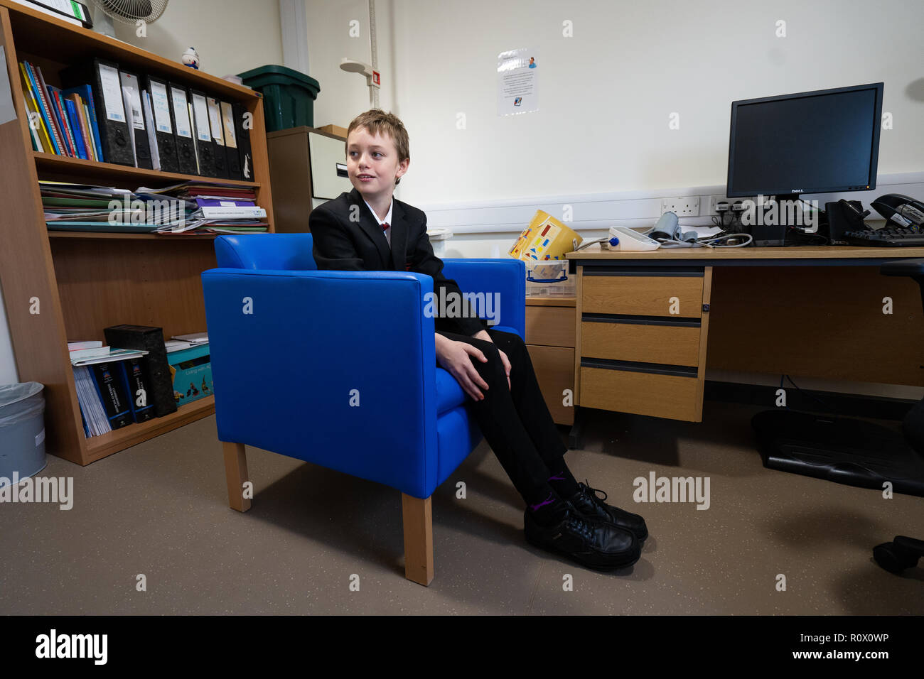 Einen jungen gutaussehenden Jungen mit ADHS, Asperger-syndrom, Autismus spricht mit einem Therapeuten an der NHS Cahms medizinische Therapie und psychische Gesundheit Mitte Stockfoto