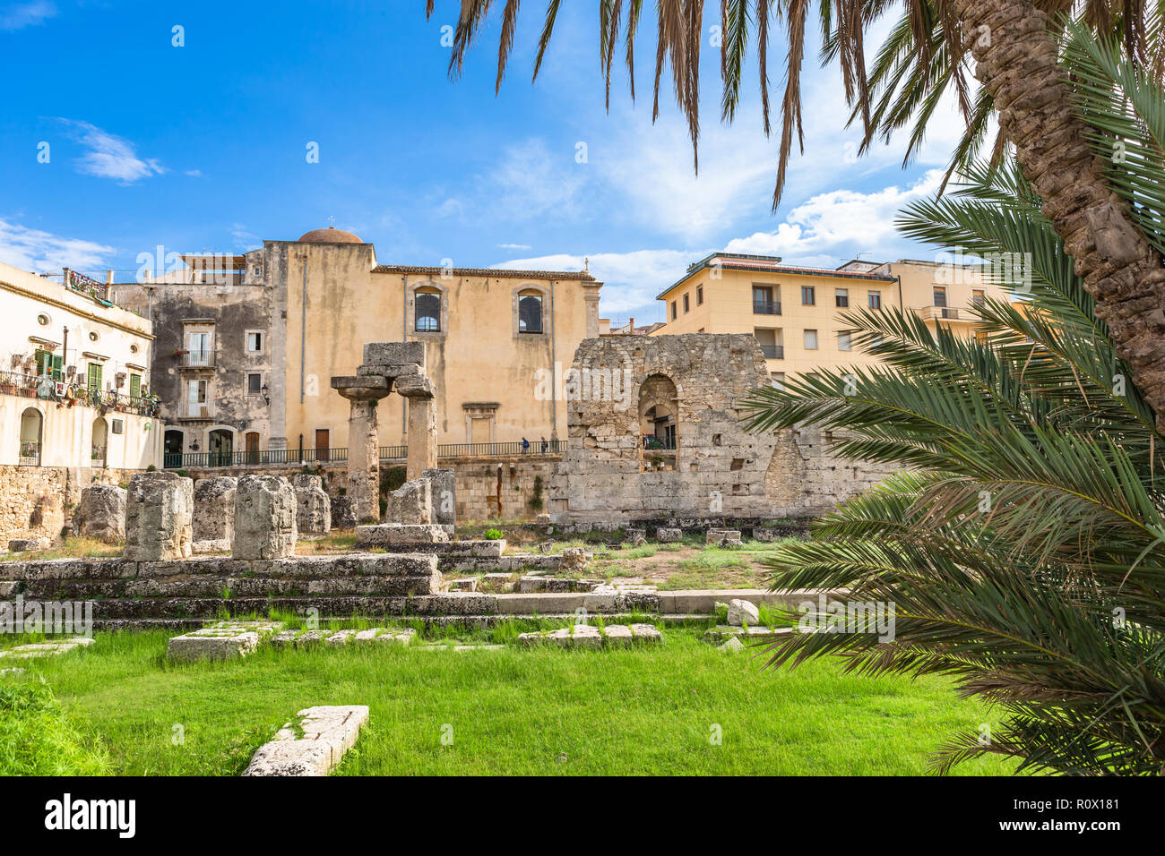 Tempel des Apollo. Eine der wichtigsten antiken griechischen Monumenten auf Ortygia, vor der Piazza Pancali in Syrakus, Sizilien, Italien. Stockfoto Tempel des Apollo. Eine der wichtigsten antiken griechischen Monumenten auf Ortygia, vor der Piazza Pancali in Syrakus, Sizilien, Italien. Stockfoto