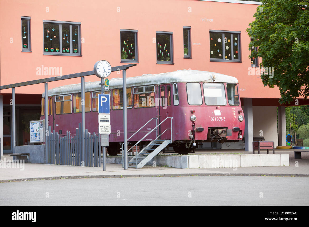 Alte Triebwagen der Carlsbahn, Marie-Durand-Schule Bad Karlshafen, Weserbergland, Hessen, Deutschland, Europa Stockfoto