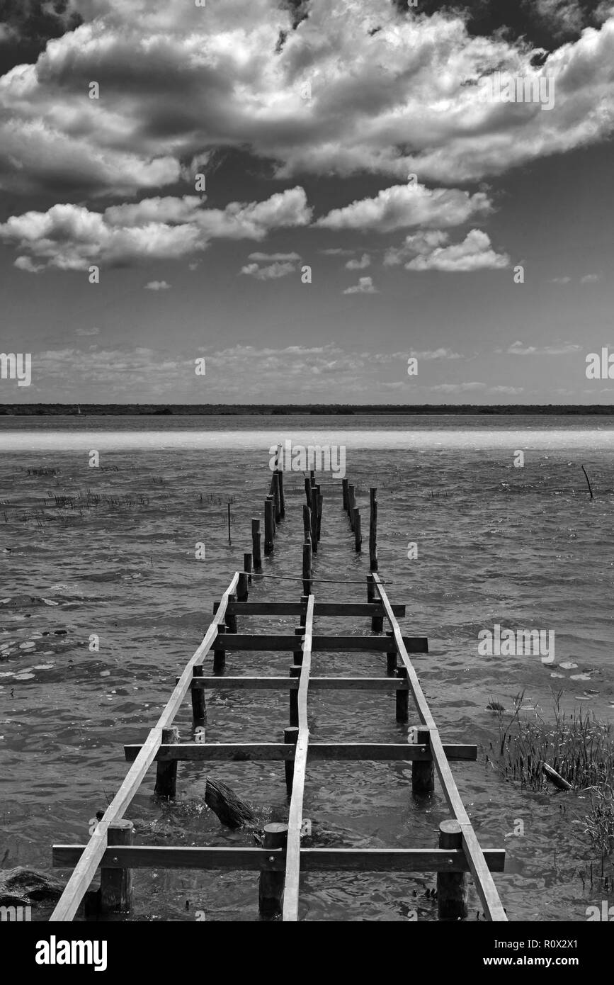 Alte kaputte Pier an der Lagune von Bacalar, Quintana Roo, Mexiko. Stockfoto