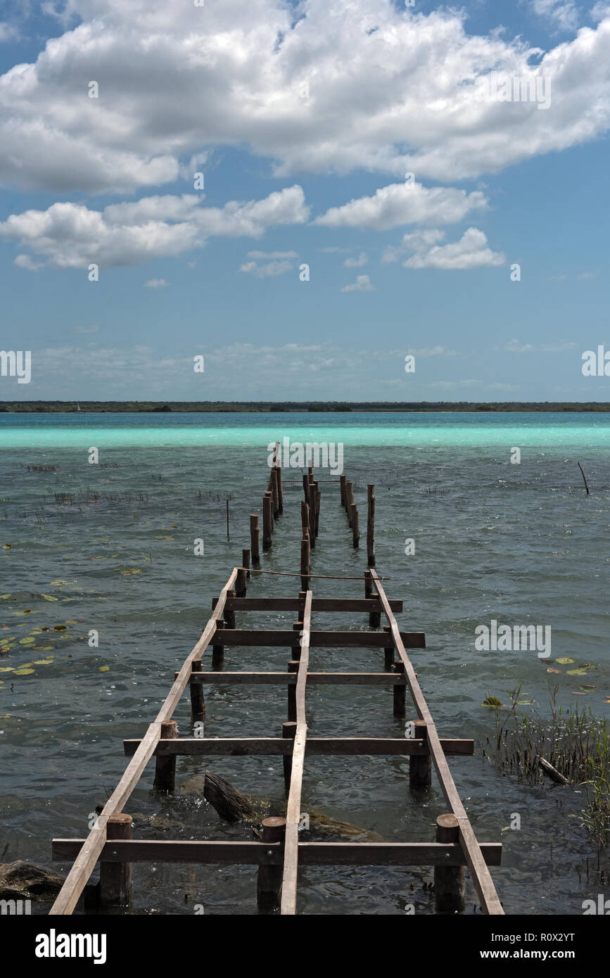 Alte kaputte Pier an der Lagune von Bacalar, Quintana Roo, Mexiko. Stockfoto
