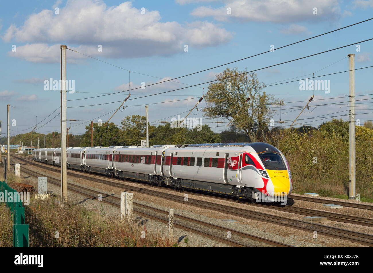 Klasse 800 Azuma Nummer 800107 auf einem Test auf der East Coast Mainline an brookmans Park laufen. Stockfoto