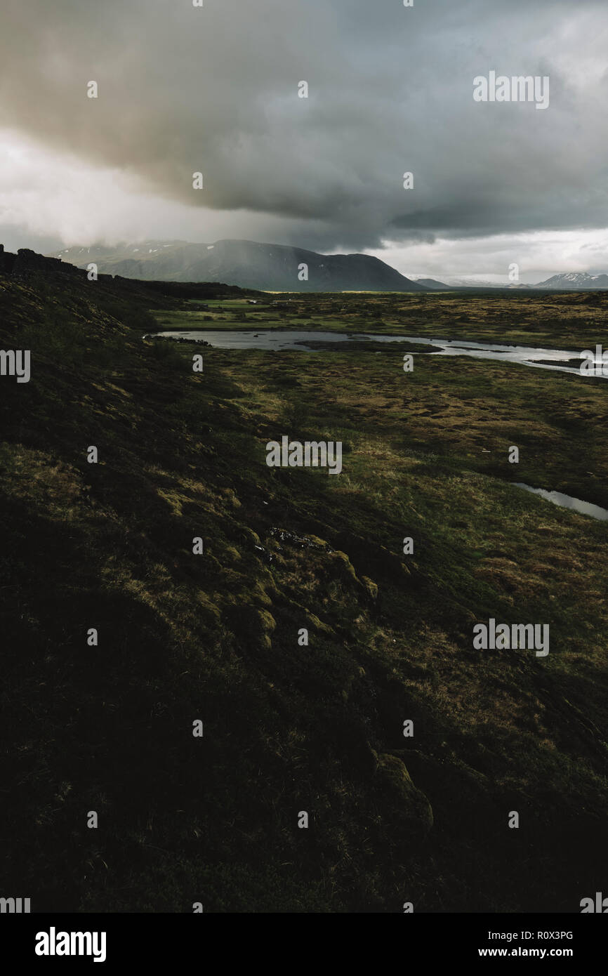 Ein düsterer und launischer, wolkiger, dunkler Landschaftshintergrund - Pingvellir / Thingvellir Island Stockfoto