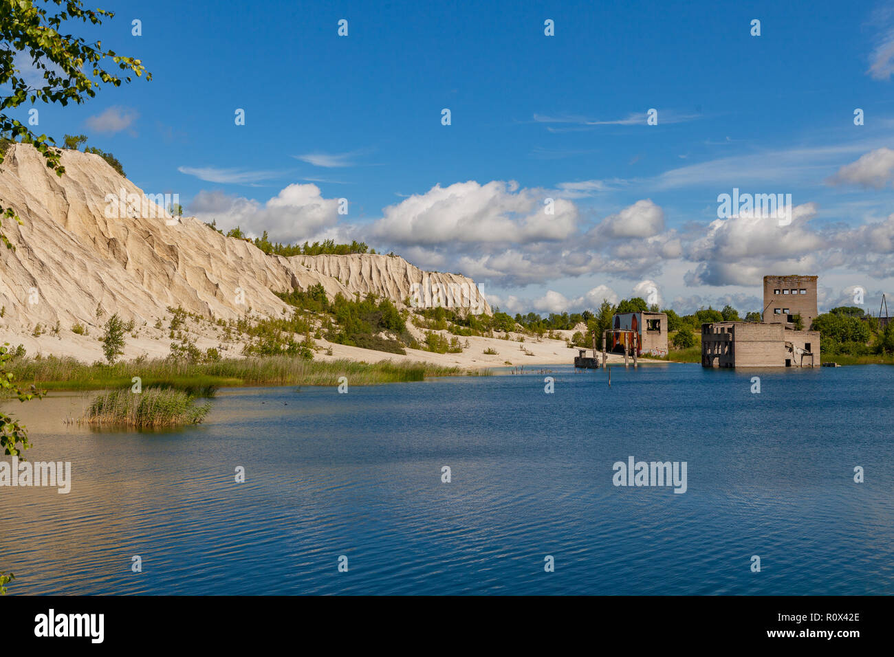 RUMMU, ESTLAND - Juli, 15, 2017: sandigen Hügel über der verlassenen Steinbruch Stockfoto