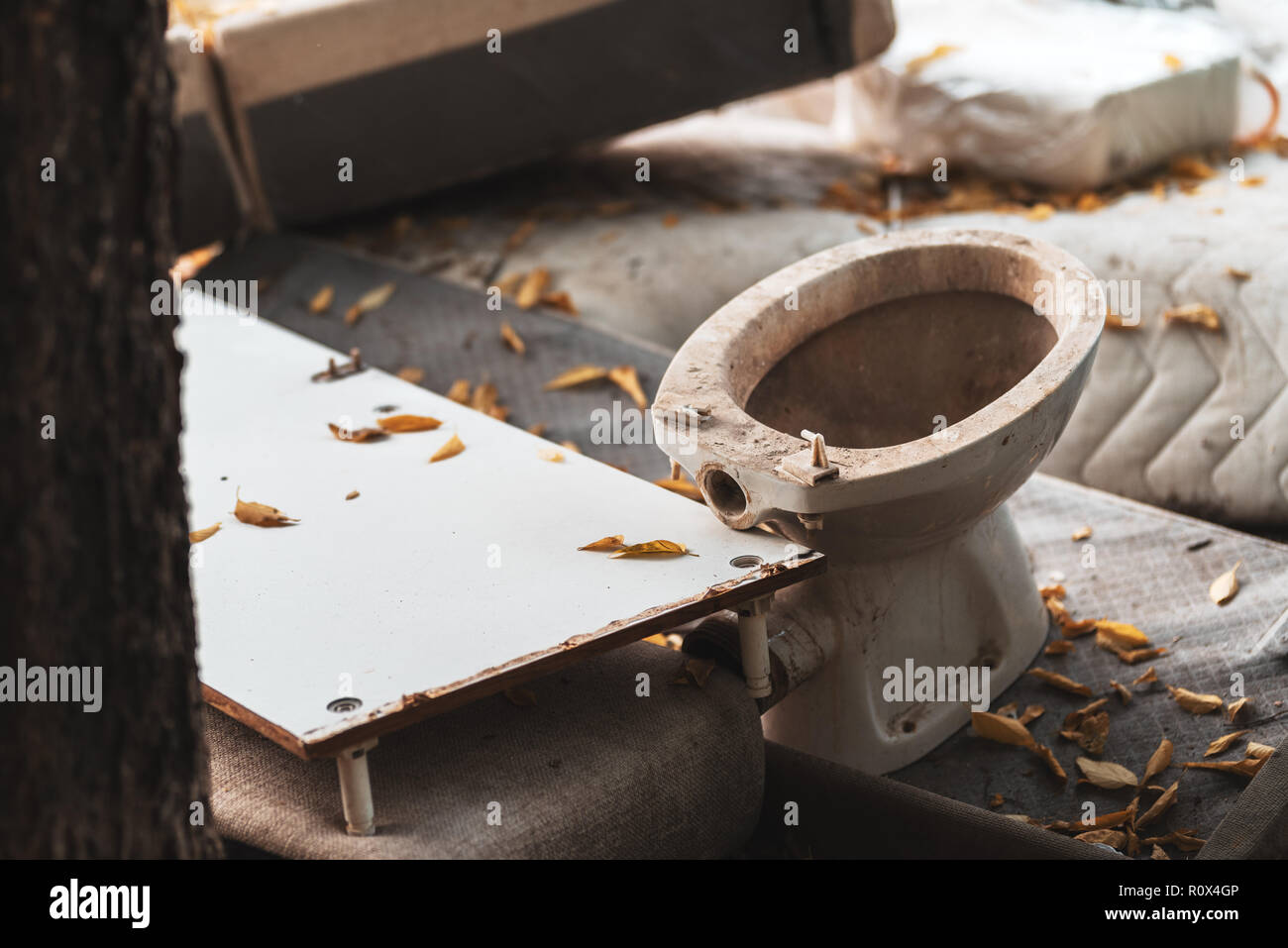 Alte wc-Schüssel wie Müll weggeworfen. Stockfoto