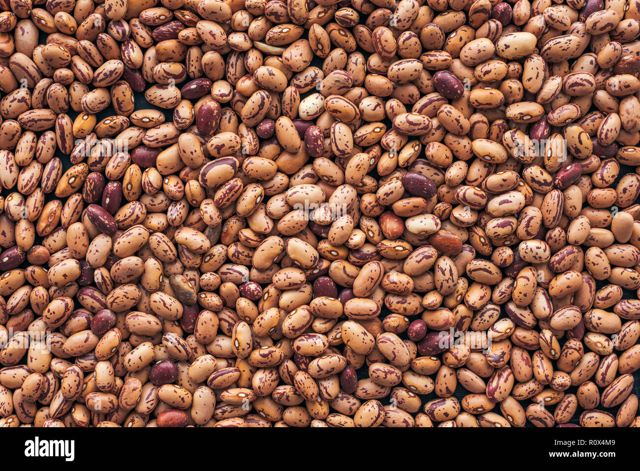 Pinto bean von oben, Blick von oben auf die gesunden Hülsenfrüchte Bohnen als Hintergrund- oder Textur Stockfoto