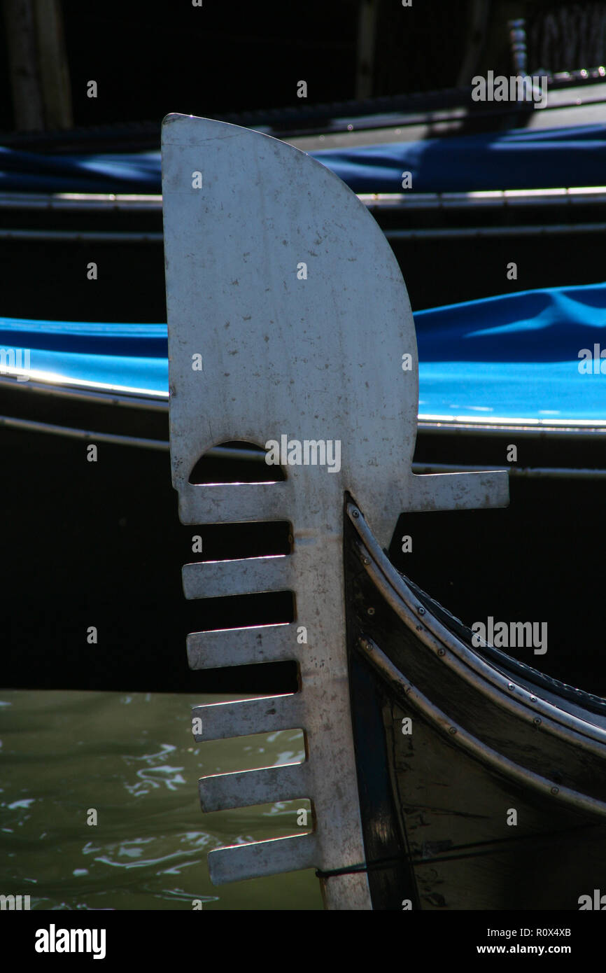 Venedig, angelegte Gondel, Detail der typischen Bug Bügeleisen Stockfoto