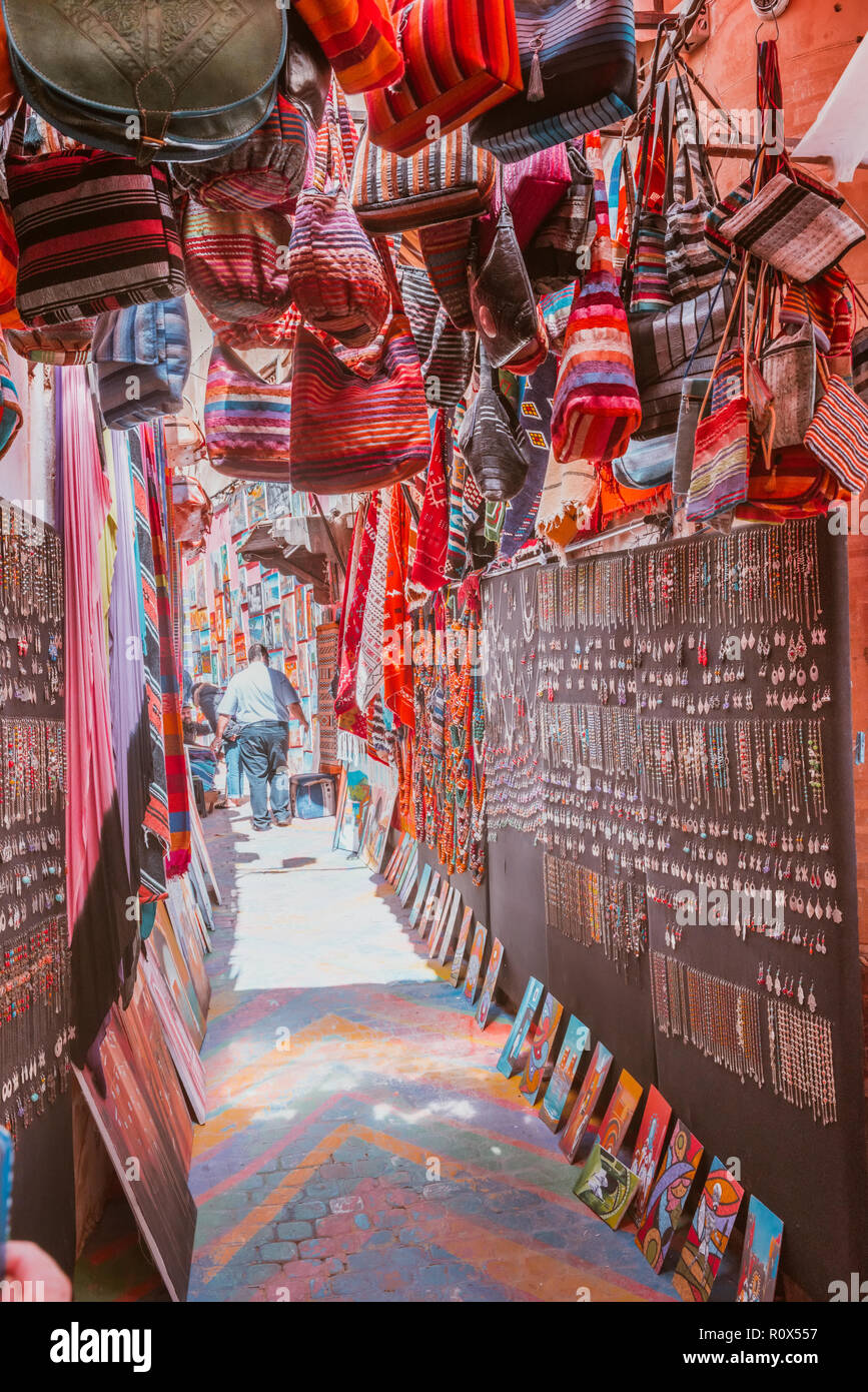 Handwerk Hüte, Taschen und andere Souvenirs in Marokko Markt Stockfoto