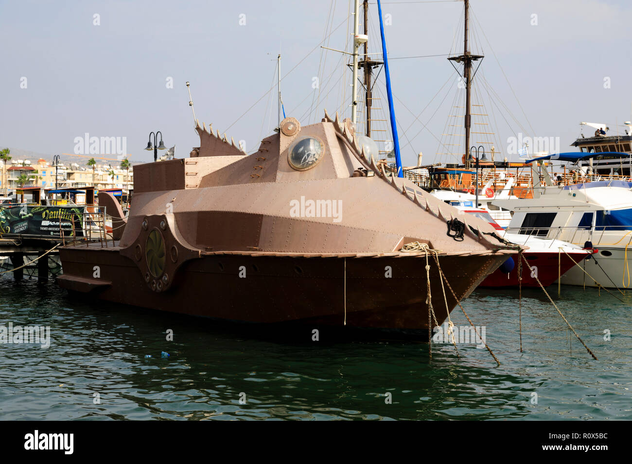 Replik von Jules Vernes Nautilus aus 20.000 Meilen unter dem Meer. Hafen von Paphos, Zypern Oktober 2018 Stockfoto