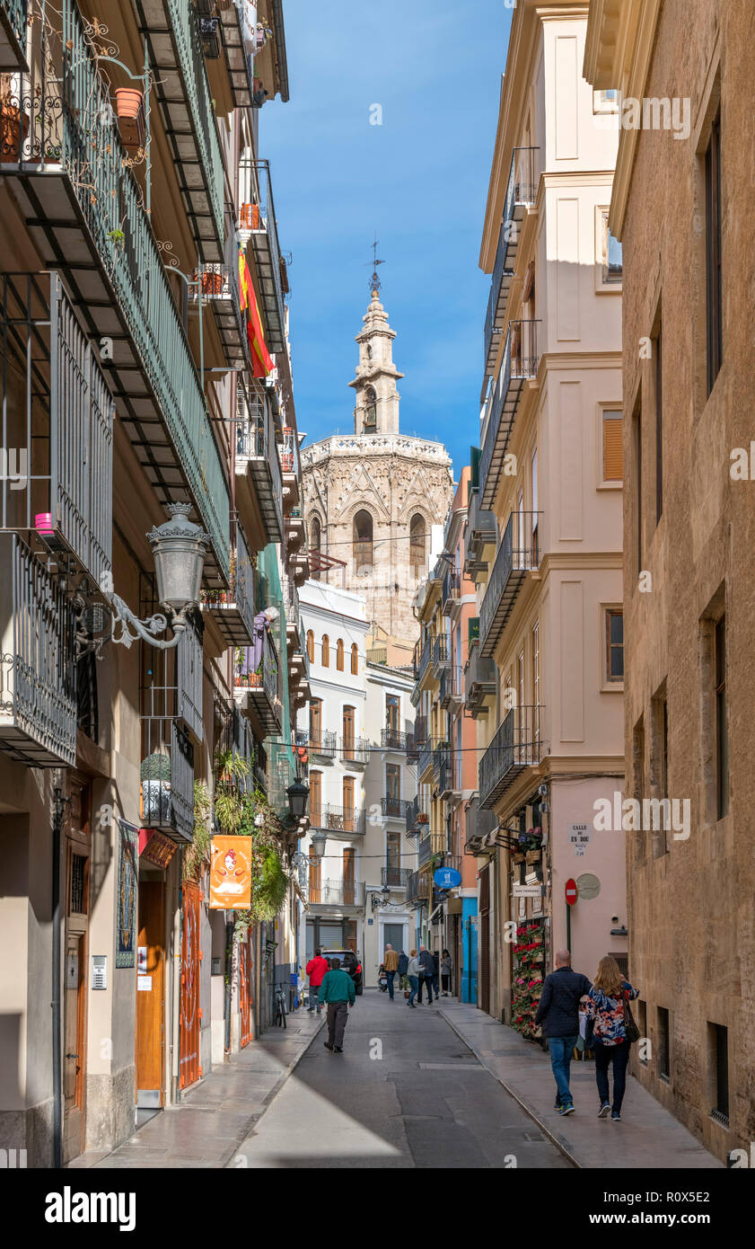 Miguelete Turm von Carrer de la Corretgeria in der Altstadt, Valencia, Spanien Stockfoto