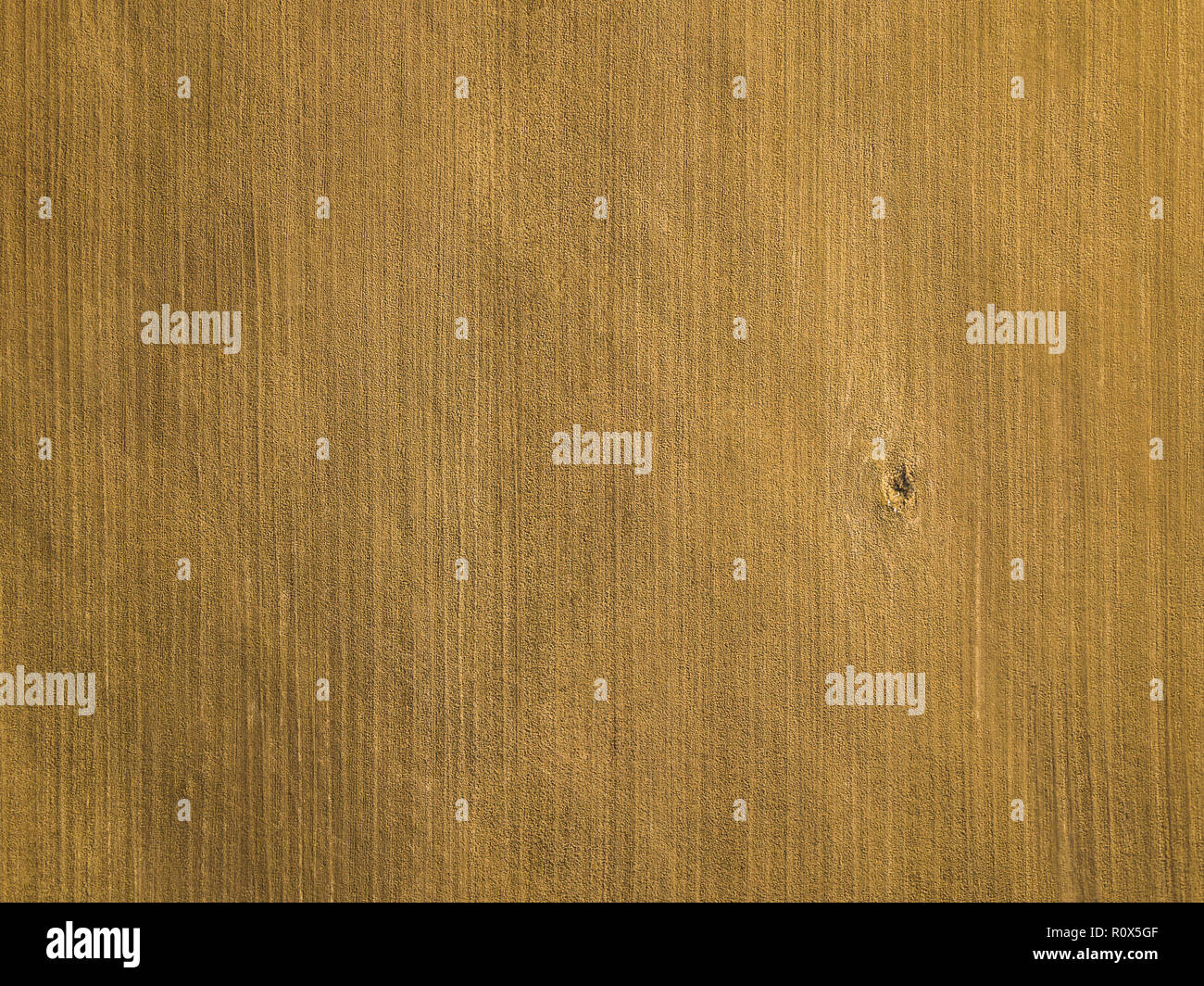 Antenne Drone Foto eines Wiesen in schöner Frühling Farben in kleinen ländlichen Dorf - top-down-sicht Umgeben Stockfoto
