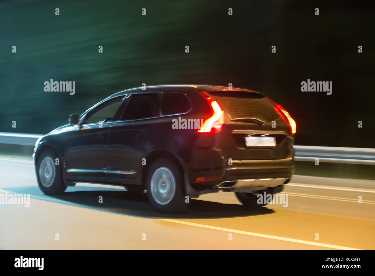 Auto bewegt sich schnell in der Nacht Autobahn Stockfoto