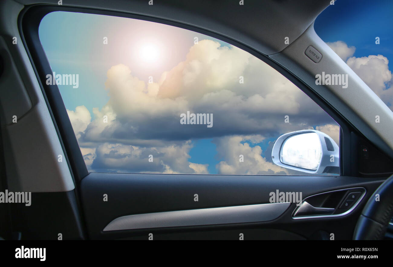 Schönen Himmel mit Sonne und Wolken aus dem Fenster des Autos Stockfoto