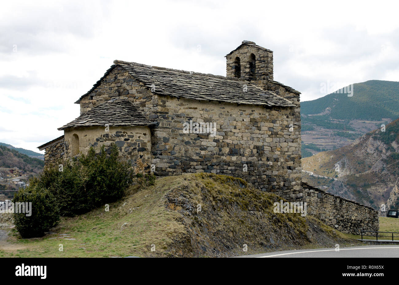 Die romanische Kirche Sant Serni de Nagol, im Jahr 1050 gebaut. Sant Julia de Loria, Gemeinschaft von Andorra. 11. jahrhundert Stockfoto