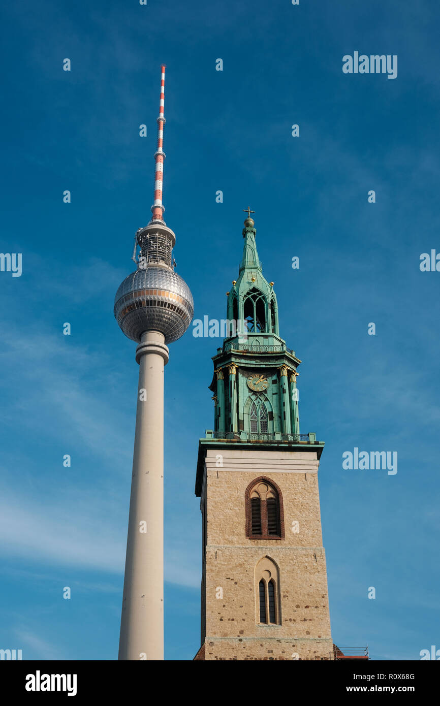 Berliner Fernsehturm (Fernsehturm) und St. Mary's Church (Marienkirche) Stockfoto