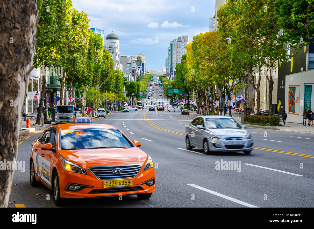 Viel Verkehr auf der Straße, Apguieong-ro, durch Cheongdam-dong, Gangnam Seoul, Südkorea. Stockfoto