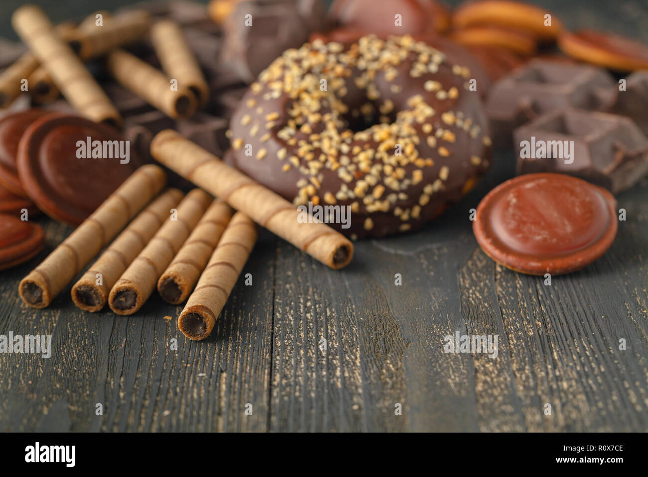 Menge Backwaren und Süßigkeiten auf einen dunklen Tisch Stockfoto